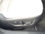 【パワーシート】運転席は10Wayの電動シートになっています。電動なので、きめ細かい調整ができます!自分自身の運転姿勢に合わせた、適切なドライビングポジションが確保できます♪