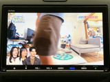 画面にはテレビ番組が表示され、停車中に映像を楽しめます。大きく見やすいディスプレイで、音声や画面の操作にもアクセスしやすく、休憩時間を快適に過ごせます。