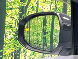【ブラインドスポットモニター】走行中、ドアミラーの死角になりやすい箇所に後続車が接近するとサイドミラーのレンズに警告を表示!ドライバーに注意喚起をしてくれます。