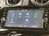 タッチ操作で目的地や周辺施設などを選べる画面を備えています。停車中はテレビ視聴にも対応し、休憩時間を過ごす際にも活用できる便利な装備です。