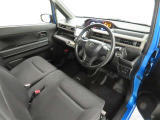シンプルで使いやすいデザインの運転席です。