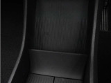 前席のスマートフォン用ストレージには、ワイヤレス充電器が内蔵されています。