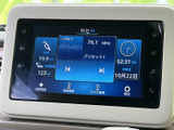 ラジオや車両情報、各種設定をひとつの画面で確認でき、日常の操作をまとめやすい構成です。タッチ画面の表示を見ながら必要な項目を選べるため、移動中の情報確認にも便利にお使いいただけます。