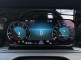 【Digital Cockpit Pro】基本の速度計とタコメーターの表示に加え、中央にドライビングデータやマップなどを少ない視線移動で視認できます。