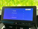 BluetoothやUSB、Miracastなどの接続項目が一覧で表示され、利用したい機能を確認しやすい画面です。メニューが見やすく、スマートフォンなどとの連携設定にも活用できます。