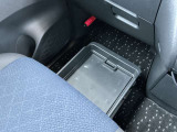助手席シートの下に、便利な前後スライド式のアンダーボックスを装備。運転用の替え靴や、車内に常備したいこども用品、着がえた服などを収納できます