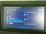 AM・FMをはじめ、Bluetooth AudioやUSBなど複数の音源が一覧で表示され、使いたい項目を選びやすい画面です。お好みの音楽やラジオを日々の移動に取り入れられます。