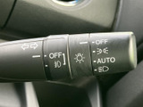 レバーには各種表示がまとめられ、操作内容を目で確認しやすい配置です。運転席から手を伸ばしやすく、走行中も視線を大きく外さずに扱いやすい装備です。