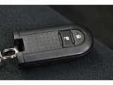 ■スマートキー■ 鍵を身に着けていれば、ドアの施錠・開錠が可能です!バッグから鍵を探し出す必要もないので、たくさん荷物を持っていたり雨の日傘をさしている時にも便利ですね!