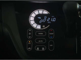オートエアコンが付いています!1年中快適な室内を提供。車内温度を設定すると風量を自動で調整してくれます。