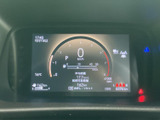 速度や燃料残量、時刻、外気温などを画面上でまとめて確認できます。各情報が見やすく整理されており、運転中に必要な車両情報を把握しやすいメーターまわりです。