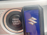 【キーレススタートシステム】カバンやポケットに入れたままでもドアの施錠・解錠が可能なスマートキーを装備。エンジンのオン・オフ時もカギを取り出す必要が無いからとっても便利です♪