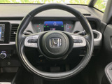 左右に配置されたスイッチが手元から見やすく、運転姿勢を保ちながら各種操作にアクセスしやすい設計です。メーターとの位置関係も自然で、毎日の運転で扱いやすさを感じていただける装備です。