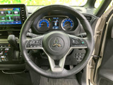 ステアリングには複数のスイッチがまとまり、手元から車内機能へアクセスしやすい配置です。視線移動を抑えながら扱いやすく、日々の運転を快適にサポートします。