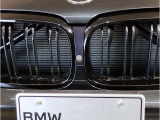 【キドニーグリル】BMWは約90年もの間、ほぼ全ての車両にひと目でBMWだと分かるこの特徴的なフロントグリルが備えられ、デザイン・アイコンとして親しまれてきました。