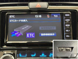 ナビ画面連動のETC付きです。高速道路料金所での小銭の出し入れや雨天時における窓の開け閉めなどの煩わしさが解消できます。料金所の通過もスムーズで快適ですよ。