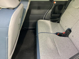 後席は明るい色合いのシートで、同乗者を迎える車内をやわらかな印象に整えています。前席との間には足を置くスペースがあり、ドア側には小物置きも配置。日常の移動を快適に支えます。