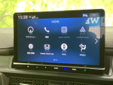 ホーム画面にナビや電話、スマートフォン連携などの項目が並び、必要な機能を見つけやすい構成です。画面から選択でき、日常のさまざまな場面で活用できます。
