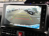 後方の映像に加えて目安となるガイド線も表示され、駐車時に車両と周囲との位置関係を確認しやすい画面です。後退時の目視確認を補助します。