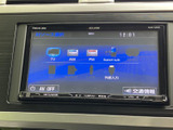 TVやラジオ、Bluetooth Audioなどの音源が画面に一覧表示され、選びたい項目を確認しやすい構成です。交通情報や音量の表示もあり、日常の移動で使いやすい装備です。