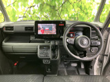 運転席まわりは前方の窓が広く、周囲を見渡しやすい開放感があります。シートや足元には落ち着いた色合いを採用し、手の届きやすい位置にまとまった装備が日々の乗車を支えます。