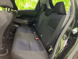 後席は座面が左右へ広がり、複数人で乗る際にも使いやすい配置です。ヘッドレストとシートベルトを備え、窓から外の景色を眺めながら過ごせます。