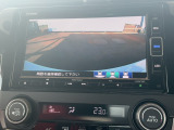 【リアカメラ】リバースに入れるだけで後方の映像が映ります。安全確認や、狭い駐車場での車庫入れ、雨の日や夜間など視界の悪い時に便利です。安全にバックする為には欠かせない装備です。