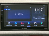 画面には時刻や各種メニューが表示され、接続機能もひと目で確認できます。必要な項目を選びやすく、日々の移動を快適にサポートしてくれる装備です。