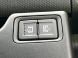 スライドドアに関するスイッチが並び、開閉にまつわる操作を手元で行える構成です。表示を見ながら必要なボタンを選びやすく、乗り降りの機会が多い日常でも便利に使えます。