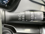 レバーにはウインカーやランプ類の表示がまとまり、手元で作動させる機能を確認できます。表示が見やすく、周囲への合図や夜間の視認に関わる操作を把握しやすい装備です。