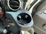 運転席側のドリンクホルダーです。手の届きやすい位置にあります。