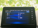 多彩なソースに対応し、快適なドライブをサポート。Bluetooth接続でスマホの音楽も楽しめます。使いやすいインターフェースで、誰でも簡単に操作できます。