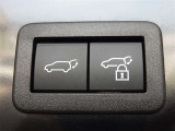 パワーバックドアを装備しています。バックドアを運転席からも開閉できます、便利ですよ。