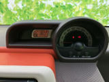 速度計と走行距離表示をひと目で確認できるメーター配置です。運転に必要な情報が視線を大きく移さず把握しやすく、日常の移動でも確認しやすい装備となっています。