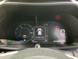 速度やシフト位置、燃料の目安などをまとめて表示し、運転に必要な情報を確認しやすいメーターです。表示が見やすく整理されているため、出発前や停車時の状態確認にも便利にお使いいただけます。