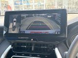 後方の映像と車両周辺の表示を画面で確認でき、駐車時の周囲確認をサポートします。ガイド表示も備わり、車庫入れや切り返しの際に状況を把握しやすい装備です。