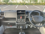 運転席まわりは各部が手の届きやすい位置にまとまり、前方の視界も広く感じられます。メーターや中央の操作部が見渡しやすく、日常の運転時にも必要な情報を確認しやすい室内です。