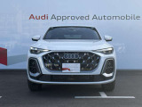 シングルフレームグリルはAudiの象徴的なデザイン要素であり、一目でAudiとわかるスタイル、大きくて迫力のある形状が車のスポーティな印象を強調しており、魅力的なデザインとなっています。