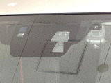 【スマートシティブレーキサポート】低速走行中に前方の車両等を認識し、衝突しそうな時は警報とブレーキで衝突回避と被害軽減をアシスト。より安全にドライブをお楽しみいただけます。