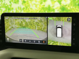 後方映像に加えて車両周囲の様子も画面で確認でき、駐車時の周辺確認をサポートします。ガイド表示を見ながら車庫入れや切り返しを行う際にも役立つ装備です。