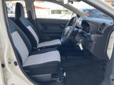 前席は座面と背もたれに明るい色を取り入れ、車内をすっきりと見せています。窓から外の様子を確認しやすく、運転席への視線移動もしやすい配置で、乗り降りもスムーズです。