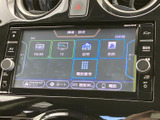 メニュー画面にはラジオやテレビ、自宅、名称、電話番号などの項目が並び、目的に合わせて選びやすい構成です。タッチ画面と周囲の操作部がまとまり、日常の設定を確認しやすく便利です。