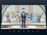 停車中にテレビ番組を視聴でき、休憩時間の過ごし方に彩りを添えます。画面には番組映像と時刻が表示され、車内で情報を確認しながら、ゆったりとした時間をお楽しみいただけます。