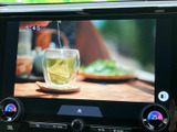 画面いっぱいに映像が表示され、停車中にテレビや映像を視聴して過ごせます。操作メニューも見やすく、休憩のひとときに車内で楽しめる便利なエンターテインメント装備です。