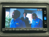 テレビ番組を表示できる画面を備え、停車中の休憩時間などに映像を楽しめます。時刻も画面上で確認でき、操作ボタンが周囲にまとまっていて、使いやすさにも配慮されています。