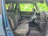 前席は背もたれと座面にゆとりを感じさせる形状で、運転席からは前方や左右を見渡しやすい室内です。落ち着いた色合いでまとめられ、日常の移動もくつろいでお過ごしいただけます。