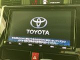 画面と手元のタッチキーを組み合わせた操作部で、ナビやオーディオの各メニューへアクセスできます。案内の確認から音楽選びまで、日常の移動をサポートする装備です。