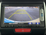 後方の様子を画面で確認でき、駐車時の車両後方の状況把握をサポートします。目安となるガイド線も表示されるため、駐車スペースへ車を寄せる際に活用しやすい装備です。