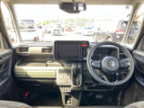 大きな窓から外の様子を確認しやすく、運転席まわりは必要な機器が見渡しやすい配置です。明るい視界と落ち着いた色合いの空間で、毎日の移動も快適にお過ごしいただけます。
