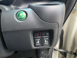 運転席の右下のスイッチです。左右のスライドドアをボタンで開け閉めでき、ECONボタンも付いています。
